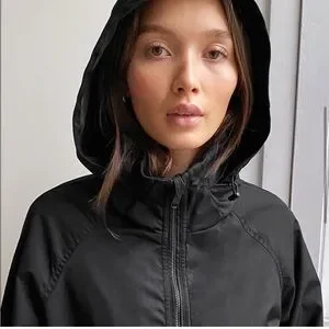 Aritzia raindrop jacket discount